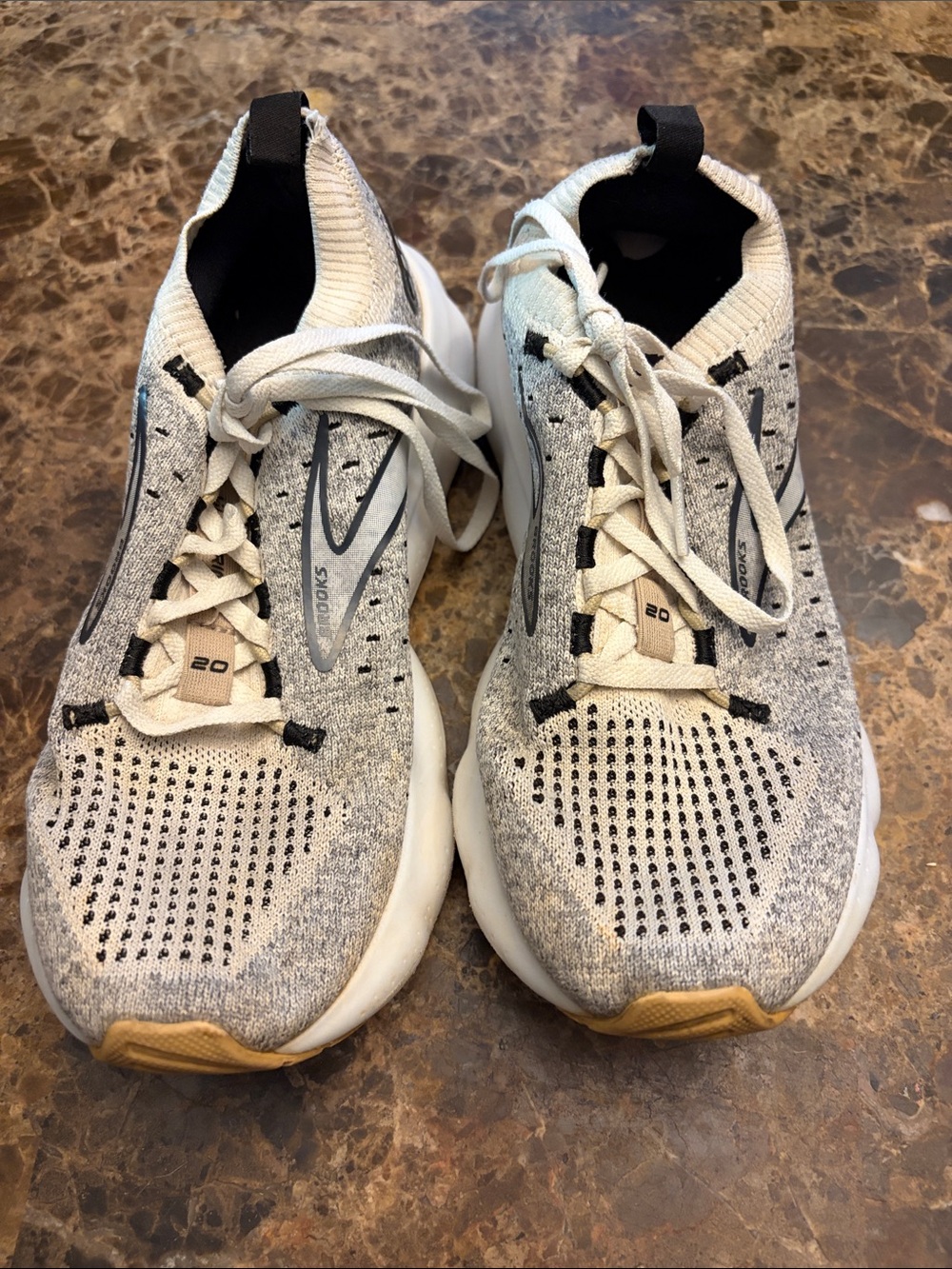 Preowned Brooks Women size 6 Gray Glycerin 20 StealthFit Running Lightweight